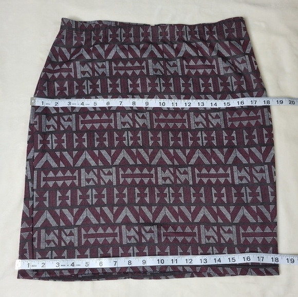 Cute Reitmans Skirt. Size 7. Burgundy & Grey. - Picture 4 of 8